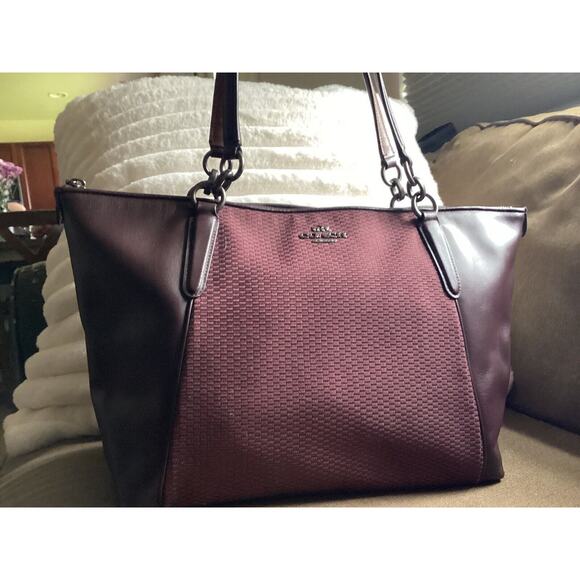 🖤❤️ Coach Ava Legacy Jacquard Oxblood Milk Tote F57246 🖤❤️ - Picture 1 of 10